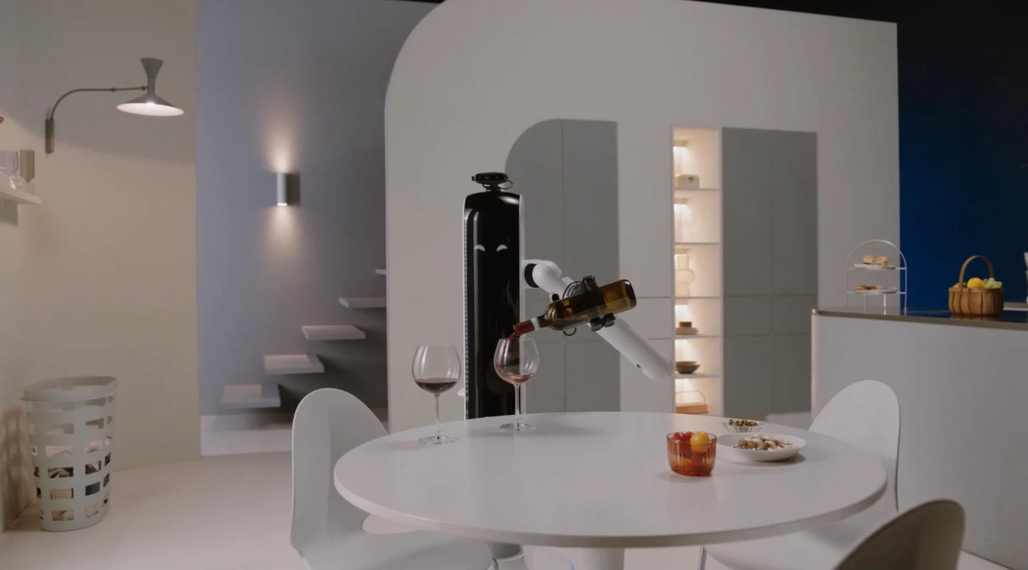 Компания Samsung представила домашнего робота, способного стирать и даже наливать вино!