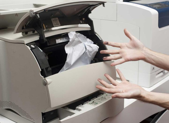 Застревает бумага в принтере. Что делать?